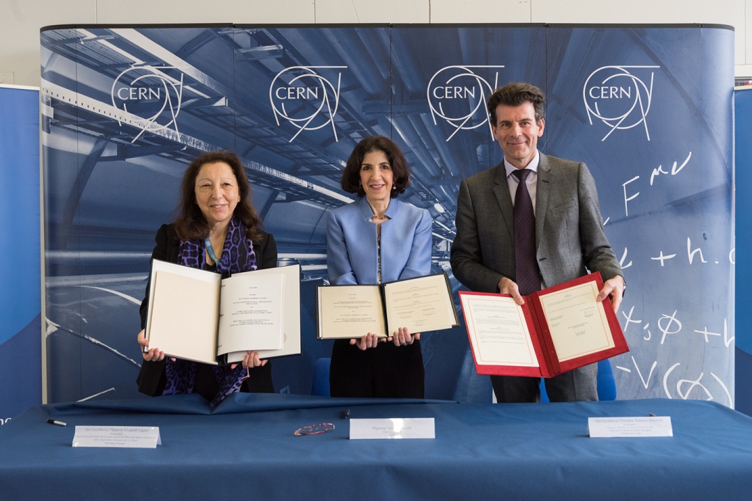 Representatives (*) of Switzerland, France and CERN signed the tripartite agreement