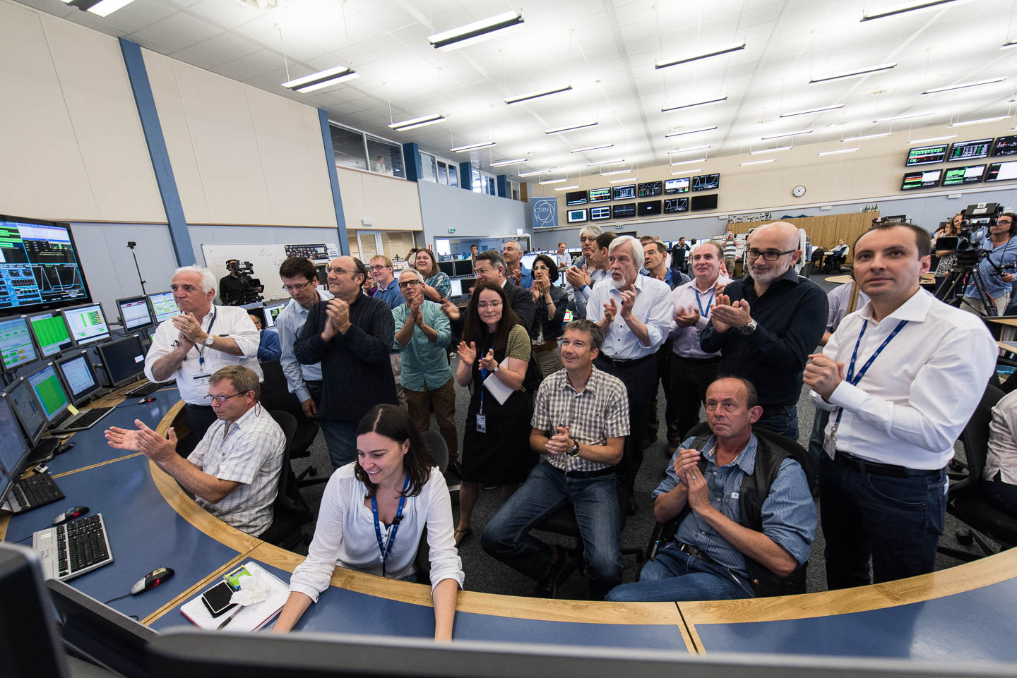 Au Centre de contrôle du CERN, l’équipe chargée de l’exploitation du LHC ainsi que la Direction du CERN acclament l’annonce de faisceaux stables, ce matin à 10 h 40