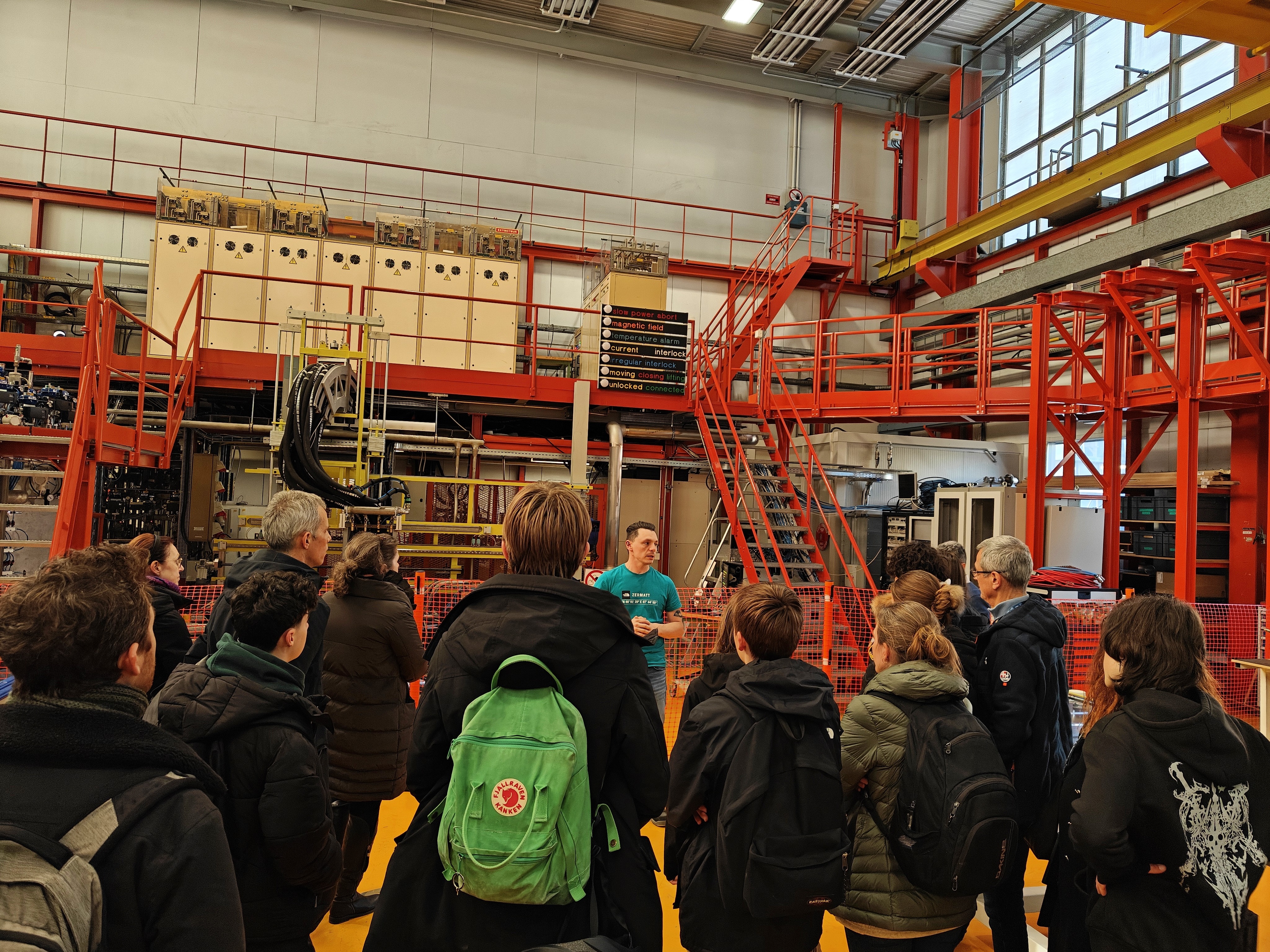 Visite du laboratoire des supraconducteurs avec F. Girardot aux visiteurs du Zoom Métiers